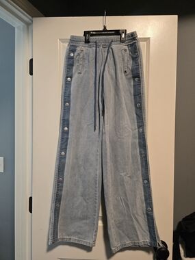 Wide Leg Snap-Button Denim Jeans in Light Blue
